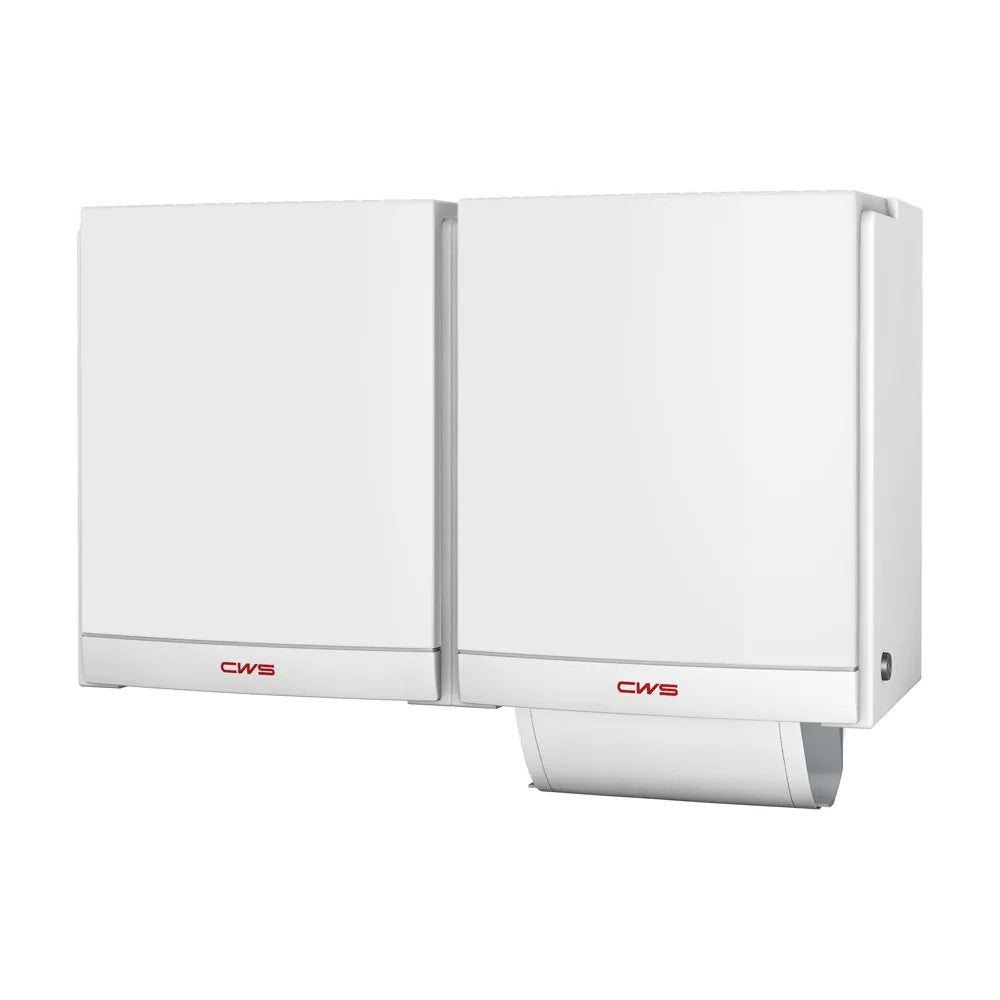 Zwei weiße CWS Frontpanel für Stoffhandtuchspender DUO von CWS sind nebeneinander montiert. Der rechte Spender hat ein teilausgezogenes Papierhandtuch; beide tragen das rote CWS Logo und unterstreichen damit ihr hygienisches Design.