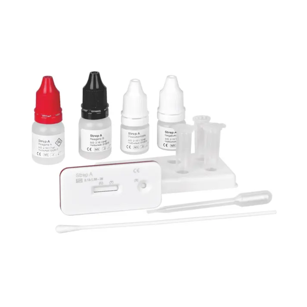 Das Cleartest Strep A Teststreifen-Kit der Servoprax GmbH enthält vier Reagenzflaschen, eine Testkassette, eine Pipette, einen Tupfer für Rachenabstrich und einen Halter. Die Flaschen sind mit roten, schwarzen und zwei weißen Kappen ausgestattet. Das Kit ist übersichtlich auf einem makellos weißen Hintergrund angeordnet.