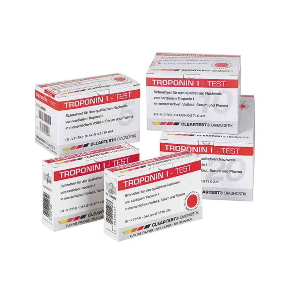Fünf Schachteln des Cleartest® Troponin I Vollblut Infarkt-Tests der Servoprax GmbH sind zusammen angeordnet. Die Verpackung ist hauptsächlich weiß mit roten Akzenten und enthält Texte zur In-vitro-Diagnostik und zur Marke Cleartest, die auf die Diagnose des akuten Koronarsyndroms und des Herzinfarkts spezialisiert ist.
