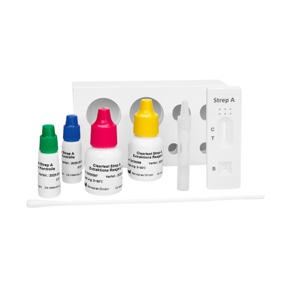 Auf einer weißen Oberfläche liegt das Cleartest Strep-A Kassettentest-Kit der Servoprax GmbH, das vier farbige Lösungsflaschen, einen mit „Strep A“ beschrifteten Kassettentest, einen Tupfer und ein Röhrchen enthält. Dieses umfassende Set liefert genaue Ergebnisse für den Test auf Streptokokken der Gruppe A bequem von zu Hause aus.