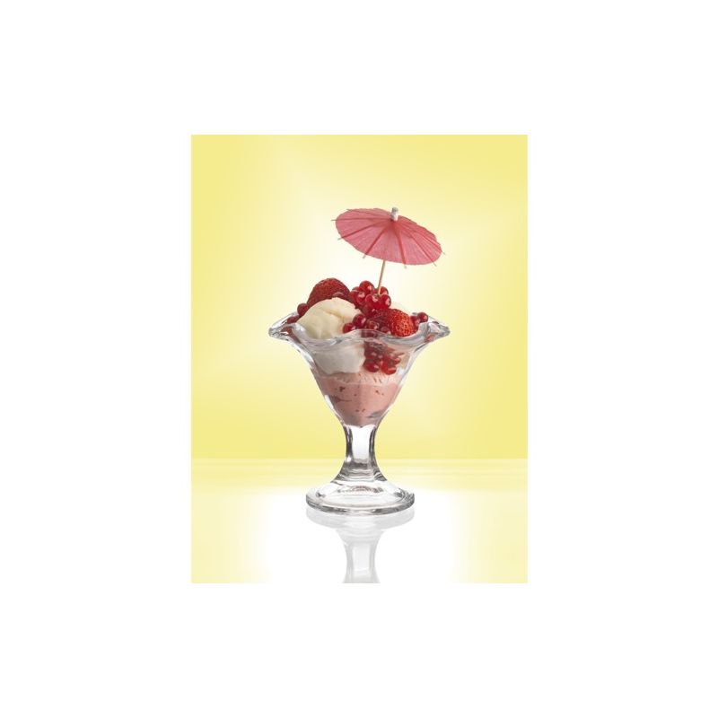 Ein gläserner Dessertbecher mit rosa und weißem Eis, Himbeeren, roten Johannisbeeren und einem bunten PAPSTAR 144 Deko-Picker der PAPSTAR GmbH auf gelbem Hintergrund.