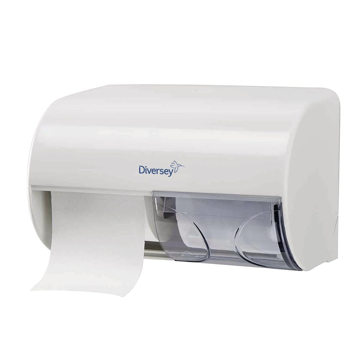 Ein weißer, wandmontierter Horizontaler Doppeltoilettenpapierrollenhalter von Diversey Deutschland GmbH & Co. OHG, mit dem Markennamen auf der Vorderseite, zeigt eine sichtbare Toilettenpapierrolle und ein Hängetuch - ideal für jedes Badezimmer.