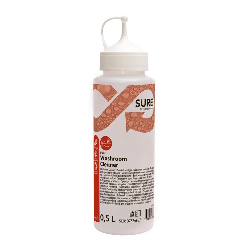 Eine 0,5-Liter SURE Washroom Cleaner Dosierflasche von Diversey Deutschland GmbH & Co. OHG verfügt über eine nachhaltige Formel, eine Düsenkappe und ein weiß-rotes Etikett mit Produktinfos und Anweisungen.