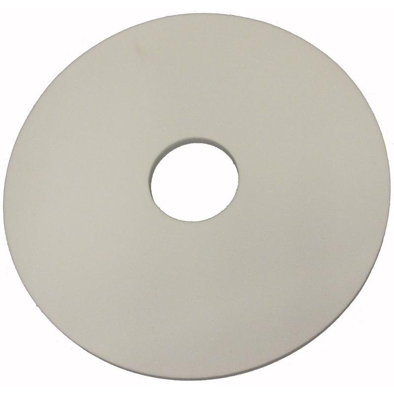 Das TASKI WipeOut/Radiergummi Pad von Diversey Deutschland GmbH & Co. OHG verfügt über ein glattes, weißes Scheibendesign mit Mittelloch und nutzt die fortschrittliche Radiergummi-Technologie für eine effektive Reinigung.