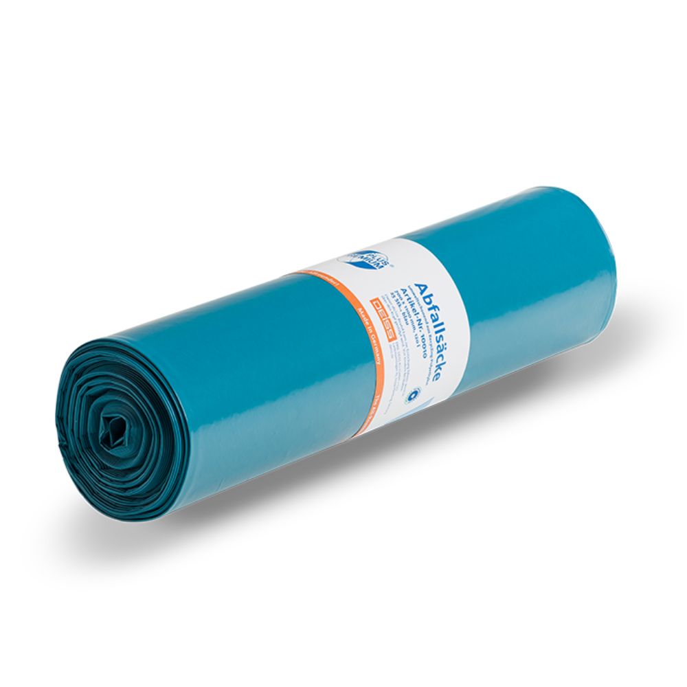 Eine Rolle DEISS Premium Plus® Typ-100 Abfallsäcke 10010 in Blau aus klimaneutralisiertem Recycling-Material ist mit einem weiß-orangefarbenen Etikett versehen. Die 120-Liter-Säcke der EMIL DEISS KG (GmbH + Co.) liegen horizontal auf weißem Untergrund und bieten sowohl Langlebigkeit als auch Umweltfreundlichkeit.