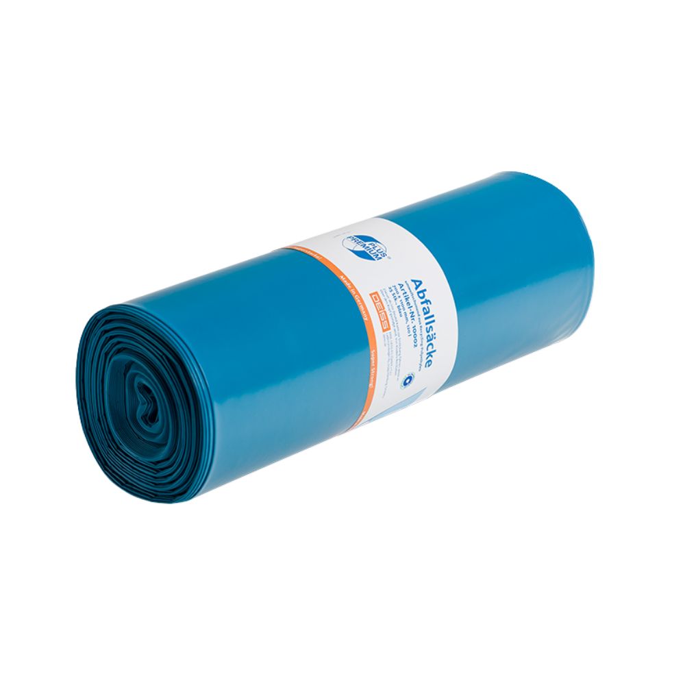 Auf einem schlichten weißen Hintergrund präsentiert sich ein gerollter Müllbeutel aus der DEISS Premium Plus®-Linie, versehen mit einem klimaneutralen Etikett mit Text und Logos. Dieser blaue Heavy-Duty-Müllbeutel der EMIL DEISS KG (GmbH + Co.) aus Recycling-PE ist äußerst reißfest und durchstoßsicher.