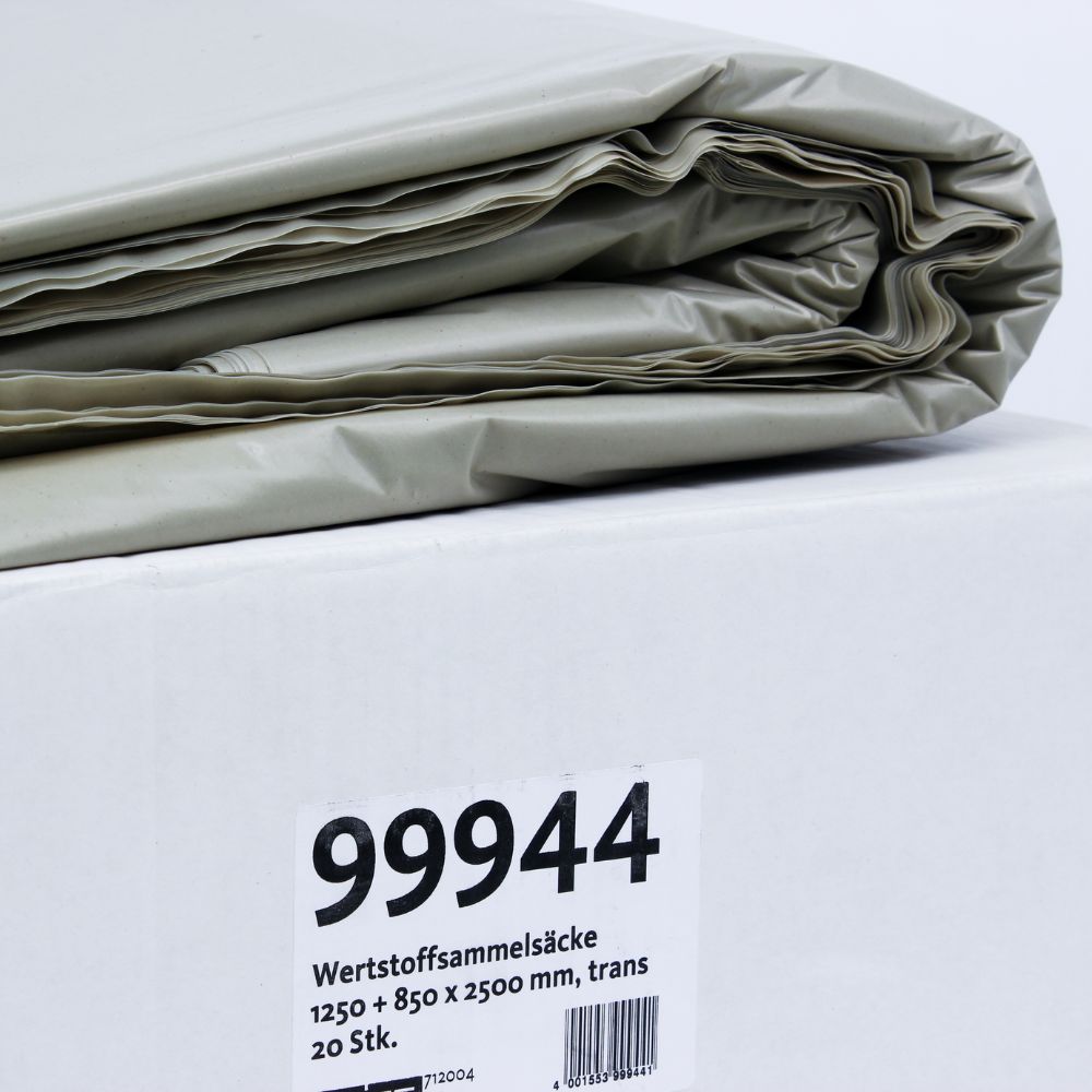 Auf einem weißen Karton ruht ein Stapel gefalteter, durchscheinender DEISS Wertstoffsammelsäcke. Auf dem Etikett auf dem Karton steht „99944 DEISS Wertstoffsammelsack Typ-100, 2500 Liter – 2500 Liter | Karton (20 Säcke).“ Diese reißfesten Beutel der EMIL DEISS KG (GmbH + Co.) versprechen Langlebigkeit für alle Ihre Sortieraufgaben.