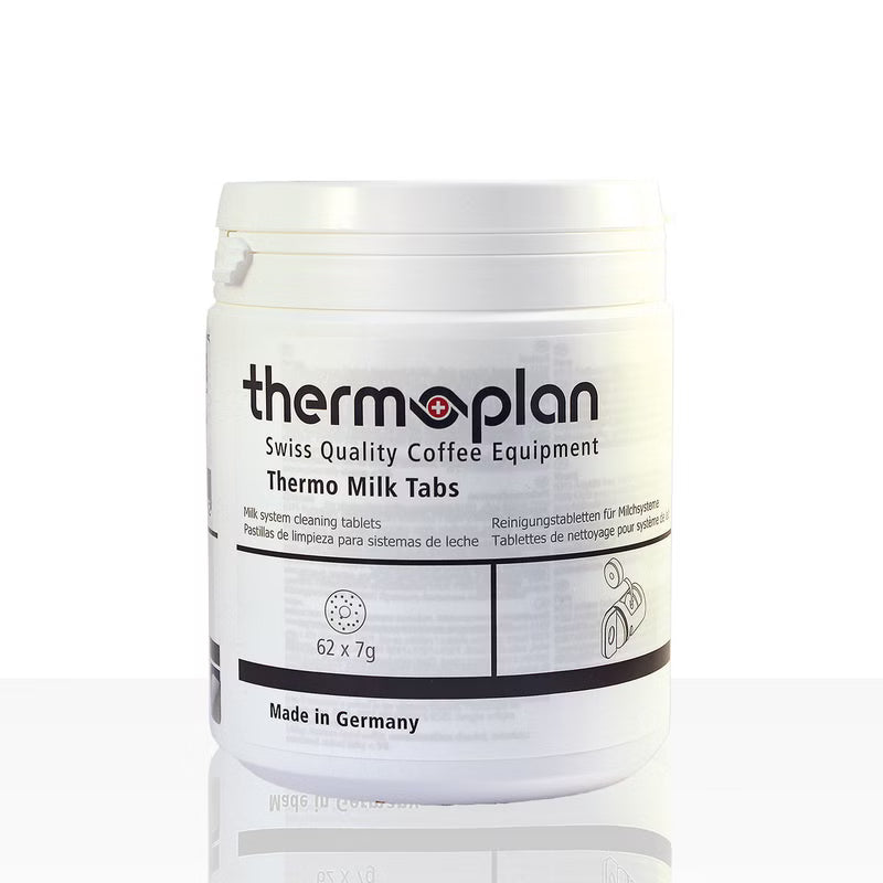 Ein weißer Kunststoffbehälter mit der Aufschrift "Thermoplan Thermo Milk Tabs, Reinigungstab für Espressomaschinen | Packung (62 Stück)" von Diversey Deutschland GmbH & Co. OHG, für die hygienische Reinigung, zeigt "62 x 7g", "Made in Germany" und mehrsprachige Informationen.