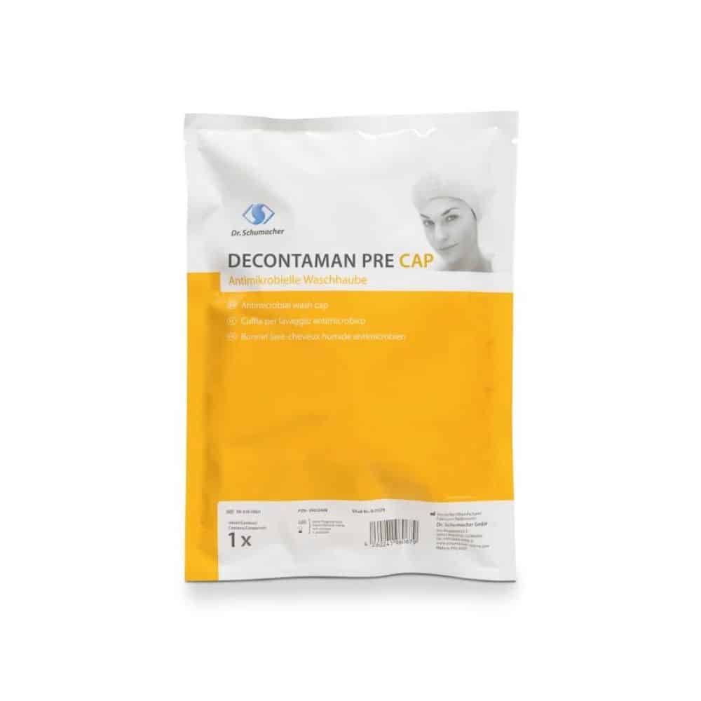 Die Verpackung für Dr. Schumacher Decontaman Pre Cap Waschhaube, eine antimikrobielle Reinigungshaube, ist eine weiß-orangefarbene Tüte, auf der ein Bild einer Person abgebildet ist, die die Haube trägt. Der Text enthält den Markennamen „Dr. Schumacher GmbH“ sowie mehrere Übersetzungen des Produktnamens: ideal für MRE-kontaminierte Patienten.