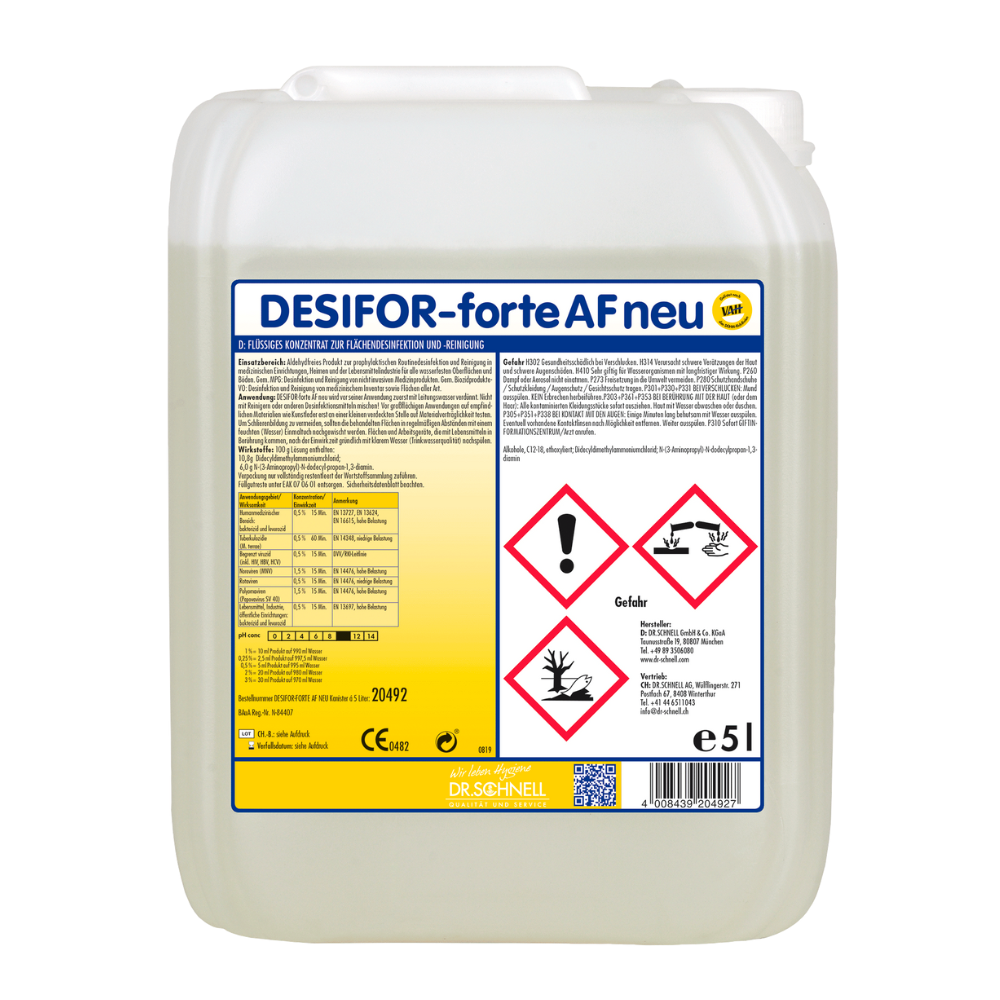 Ein 5-Liter-Behälter Dr. Schnell Desifor-forte AF neu Flächendesinfektion der DR.SCHNELL GmbH & Co. KGaA ist mit einem Etikett versehen, das detaillierte Produktinformationen und Sicherheitshinweise enthält, darunter Gefahrensymbole für Gesundheitsrisiko, aquatische Toxizität und Entzündlichkeit.
