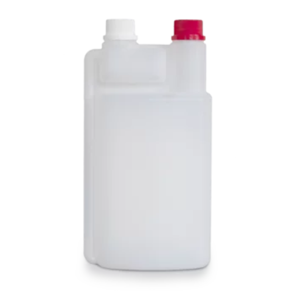 Eine durchscheinende, weiße Kunststoff-Dosierflasche Dr. Schumacher - 1000 ml mit 60 ml Kammer von Dr. Schumacher GmbH mit zwei Kappen oben. Die größere Kappe ist weiß und die kleinere Kappe ist rot. Diese rechteckige 1000-ml-Flasche hat glatte Kanten und eine Füllstandsanzeige an der Seite.