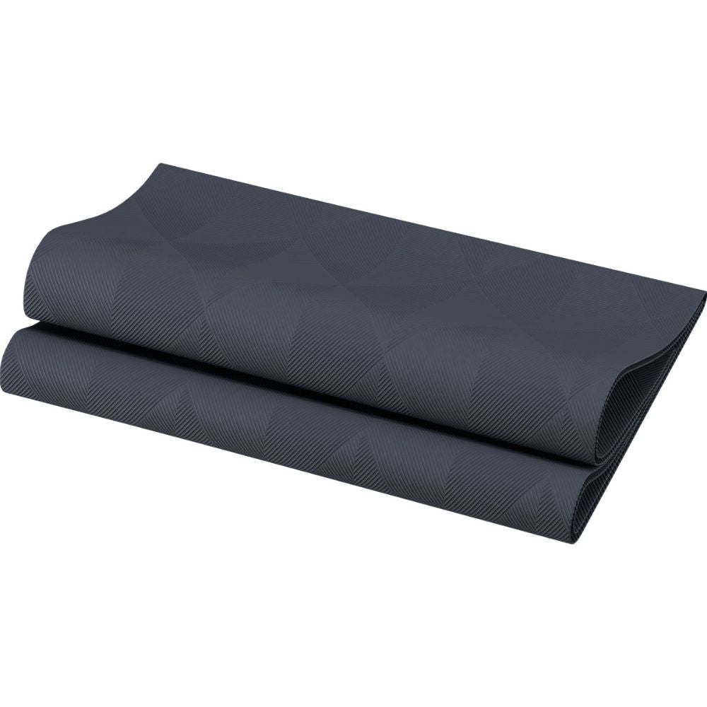 Eine gefaltete dunkelgraue Yogamatte mit geometrischem Muster wertet jedes Event auf, bietet Halt und Eleganz wie die hochwertigen Elegance-Servietten Crystal der Duni GmbH und verleiht Ihrer Wellness-Routine Raffinesse.