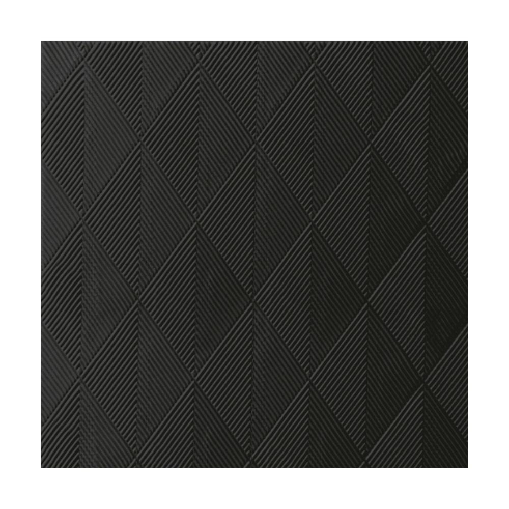 Eine Nahaufnahme einer strukturierten schwarzen Oberfläche, die Duni Elegance-Servietten Crystal von Duni GmbH widerspiegelt, zeigt ein geometrisches Rautenmuster mit diagonalen Linien – für zusätzliche Eleganz, ideal für festliche Abendessen.