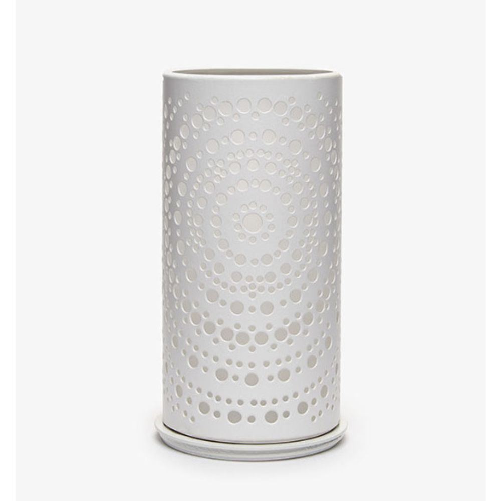 Eine weiße zylindrische Vase mit einem modernen perforierten konzentrischen Punktmuster, das an den eleganten Duni Kerzenhalter Billy Metall von Duni GmbH erinnert, steht vor einem schlichten weißen Hintergrund.