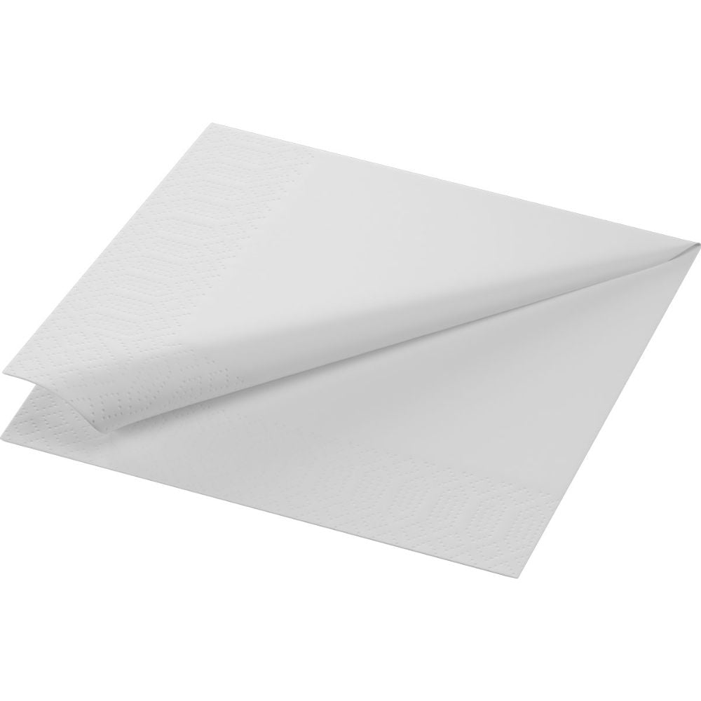Eine Duni Zelltuchservietten-Serviette im Format 33 x 33 cm mit 3-lagigem Design wird diagonal gefaltet, um Lagen zu bilden. Sie hat an zwei Seiten eine strukturierte Kante für einen dekorativen Rand und behält ein einfaches, sauberes Aussehen, ist aber gleichzeitig umweltfreundlich.