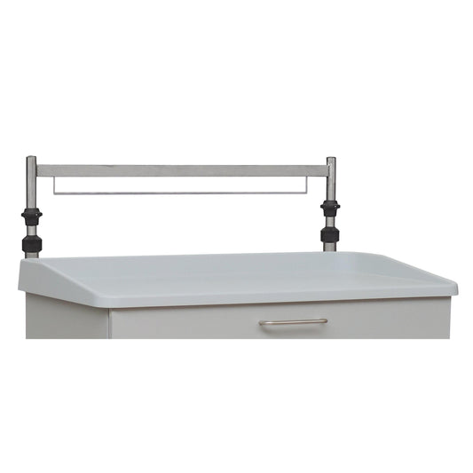 Eine Nahaufnahme eines weißen Medikamentenwagens mit einem Schubladengriff aus Metall und einer verstellbaren Novocal Euroschiene (1-fach, für Rückwand, höhenverstellbar) von Novocal, die an der Rückseite zusammen mit einem Kunststoffrand und einer Infusionsstange angebracht ist.