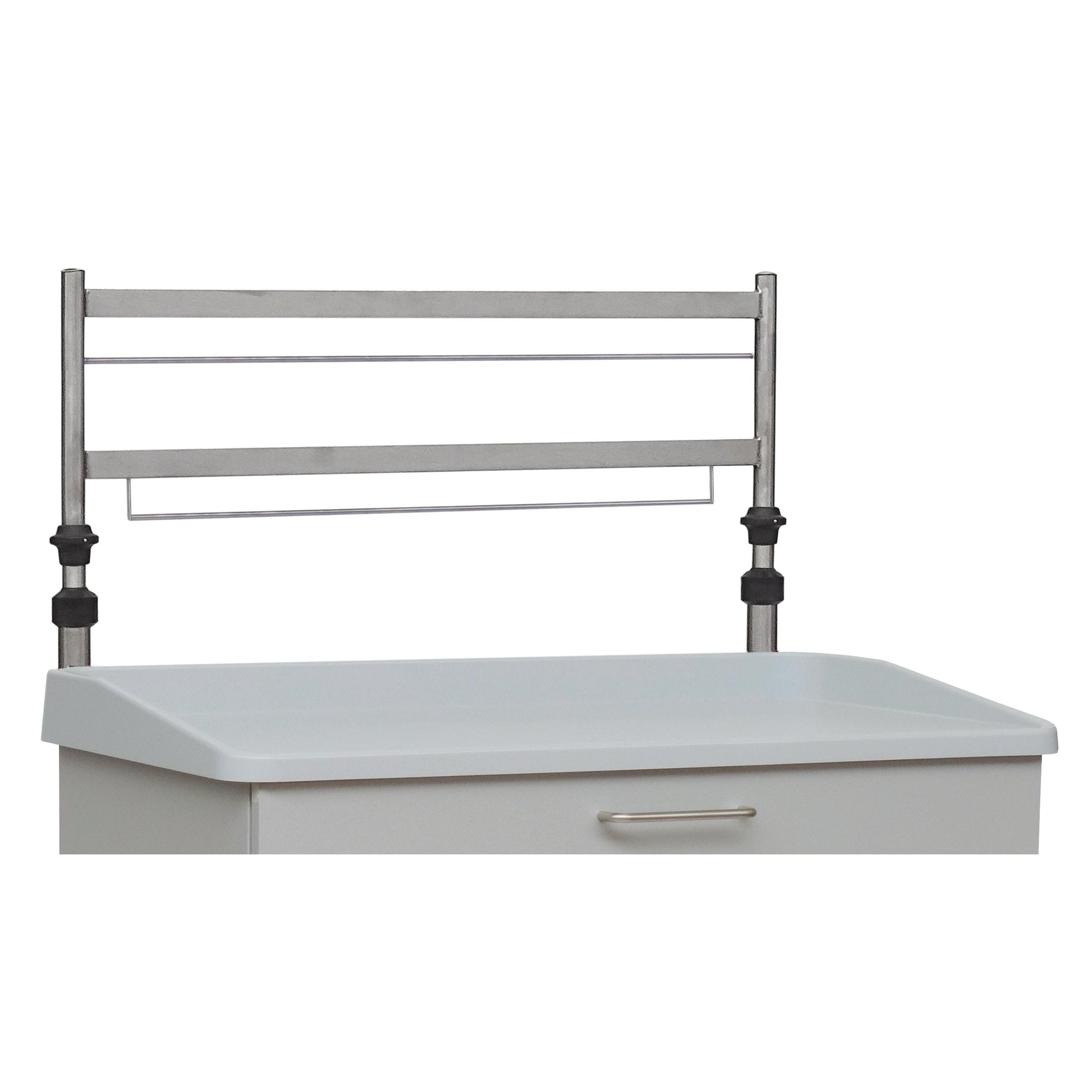 Die Novocal Euroschiene 2-fach, ein höhenverstellbares Metallgestell für die Rückwandmontage, wird über einem weißen Schrank mit Griff und erhöhtem Rand montiert.