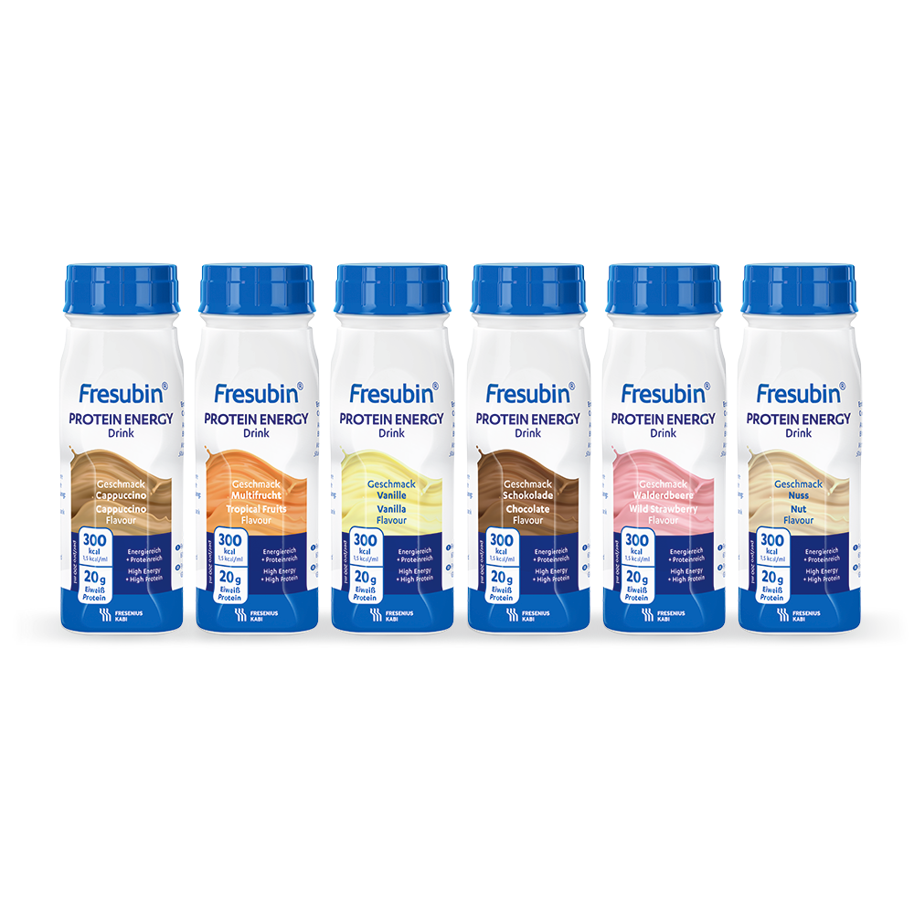Sechs Flaschen Fresubin Energy Drink Mischkarton 200 ml der Fresenius Kabi Deutschland GmbH sind aufgereiht, jede mit blauem Verschluss und Etikett. Die Packung enthält einen Mix aus Geschmacksrichtungen wie Cappuccino, Vanille und Schokolade.