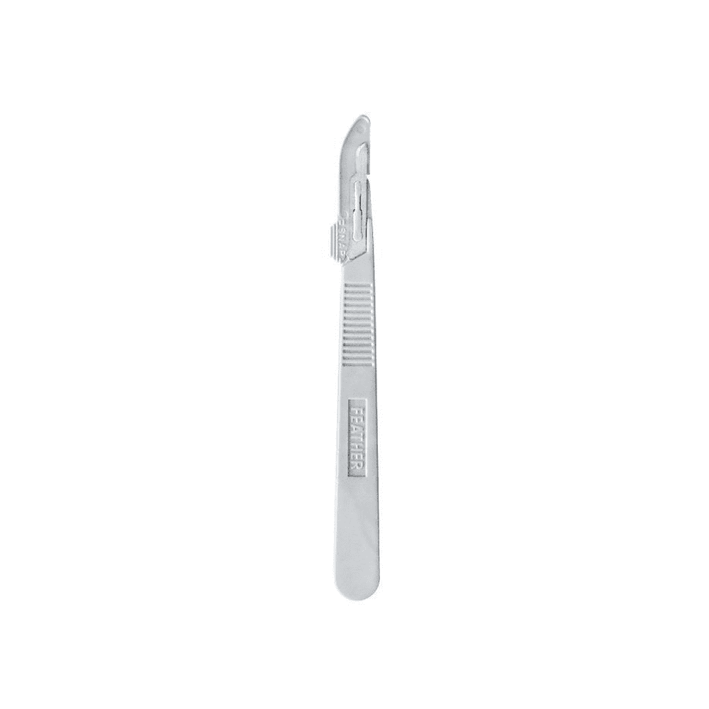 Eine Feather Einmalskalpelle der Servoprax GmbH, in verschiedenen Größen und im Set zu 20 Stück, isoliert auf weißem Hintergrund – ideal für präzise Schnitte.