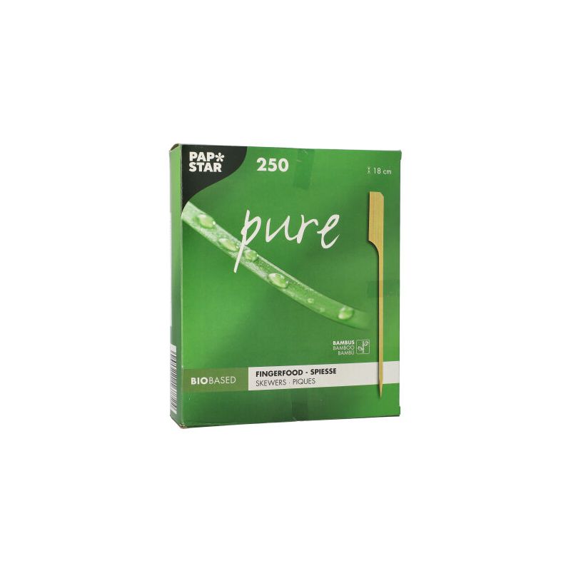 Eine grüne Box mit der Aufschrift "PAPSTAR 250 Fingerfood - Spieße 'pure'" der PAPSTAR GmbH enthält 250 biobasierte, umweltfreundliche Partyspieße mit einer Länge von je 11,8 cm und einer Verpackung mit Bambushalm und -spieß, ideal für Fingerfood.
