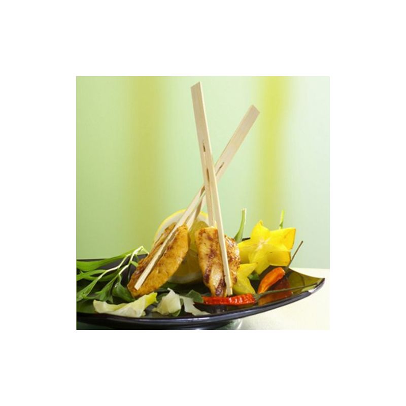 Auf einem schwarzen Teller mit gegrilltem Hähnchen, verschiedenen Gemüsesorten und Grünzeug stehen in der Mitte zwei PAPSTAR 250 Fingerfood - Spieße "pure" von PAPSTAR GmbH aufrecht. Zwei hölzerne Essstäbchen akzentuieren das Gericht vor einem hellgrünen Hintergrund.