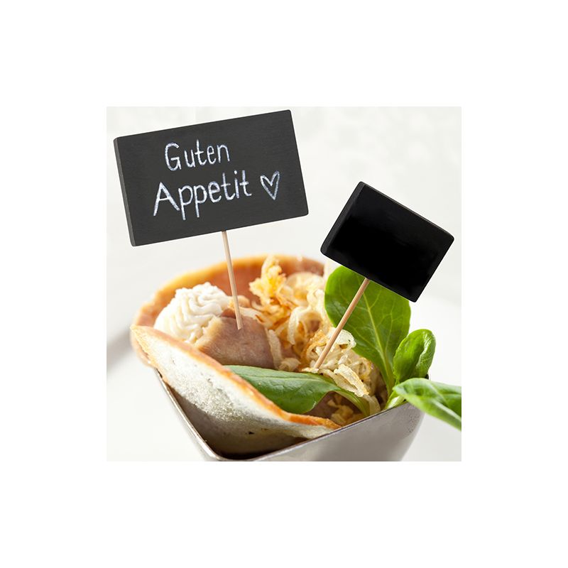 Ein Gericht in einer Schale mit Blattgemüse und Röstzwiebeln wird mit zwei PAPSTAR 100 Fingerfood - Picker Schildern der PAPSTAR GmbH auf Bambusspießen gekrönt; auf dem einen steht "Guten Appetit" mit einem Herz, das andere ist leer.
