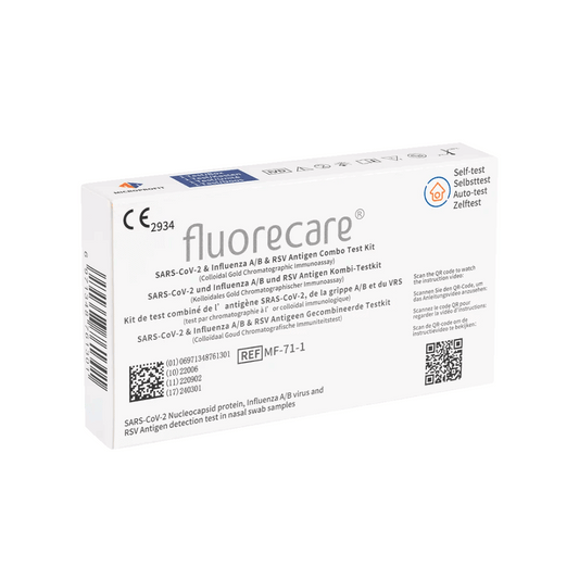 Das Bild zeigt eine Schachtel des Fluorecare SARS-CoV-2, Influenza A + B & RSV Antigen Kombitests, 1 Stück | Packung (1 Test). Die weiße Schachtel enthält mehrsprachige Anweisungen und medizinische Symbole wie ein CE-Zeichen sowie die Produktreferenznummer REFMF-71-1.