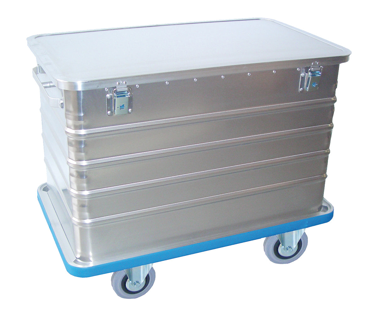 Ein Novocal Transportcontainer aus Aluminium mit Scharnierdeckel, rundumlaufender Stoßsicherung und zwei Verschlüssen, montiert auf einem blauen Rolluntersatz für einfache Mobilität.