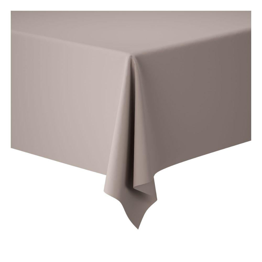 Ein rechteckiger Tisch ist mit einer Dunicel-Tischdeckenrolle (1,18 m x 25 m) der Duni GmbH in schlichtem Hellgrau bedeckt, wodurch eine saubere, flexible Oberfläche entsteht – die ideale Tischdekoration für große Veranstaltungen – wobei der Stoff an einer Ecke leicht gefaltet ist.