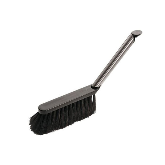Der HANDBESEN von Haug Bürsten KG hat einen Edelstahlgriff und weiche 70/30 Rosshaar/Polymex-Borsten. Mit ihrem abgewinkelten Griff und dem rechteckigen Kopf ist sie ideal für die Haushaltsreinigung, hier vor weißem Hintergrund.