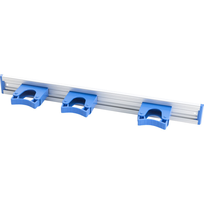 Die Haug Bürsten KG ALU-GERÄTELEISTE (510x55mm) verfügt über drei gleichmäßig verteilte blaue Kunststoffhalter, die sich ideal für die Organisation von Werkzeugen oder Reinigungsgeräten an der Wand eignen.