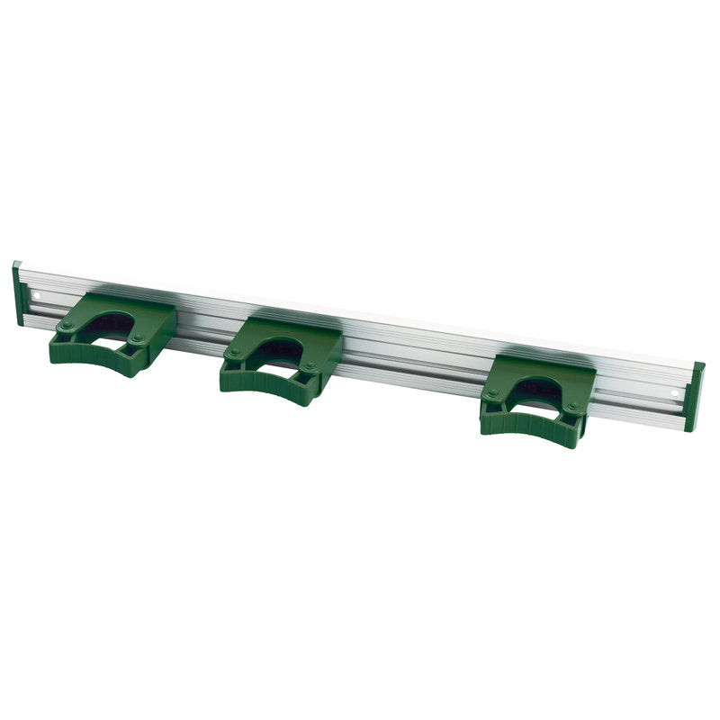 Die Haug Bürsten KG ALU-GERÄTELEISTE, 3 STIELHALTER UNGEN, 510x55mm ist eine Wandhalterung mit drei grünen Kunststoffhaltern zur Aufbewahrung von Besen, Mopps oder Reinigungsgeräten.