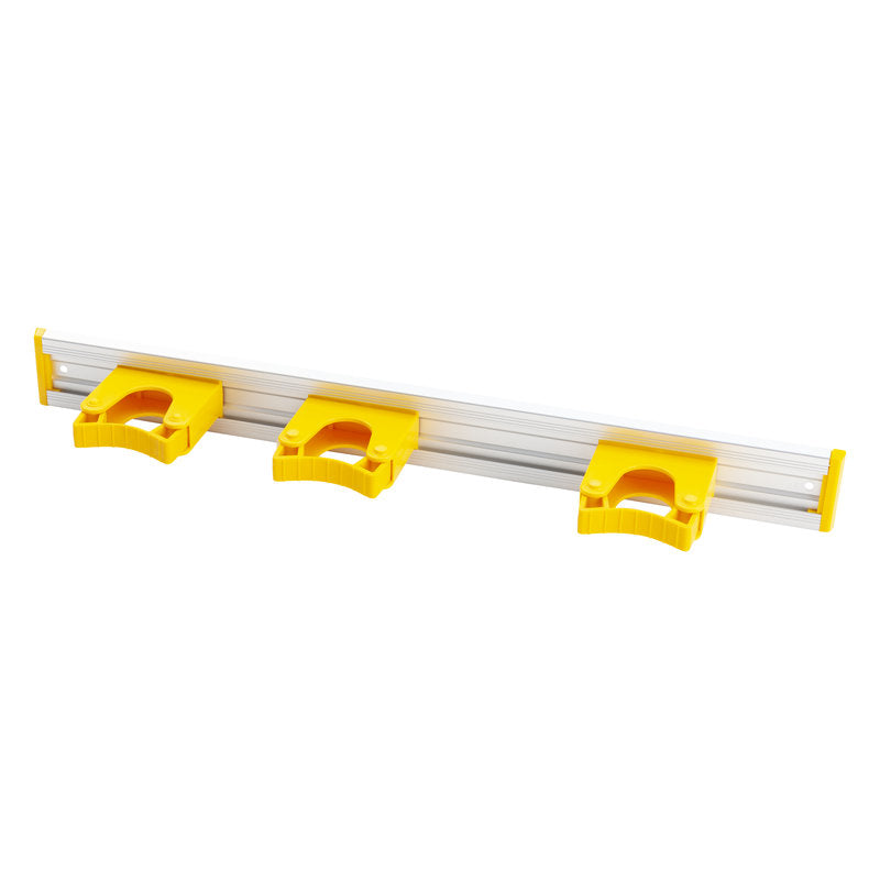 Die Haug Bürsten KG ALU-GERÄTELEISTE, 3 STIELHALTER UNGEN (510x55mm) ist eine wandmontierte Aluminiumschiene mit drei gelben Clips zum Aufhängen von Gegenständen wie Besen oder Mopp.