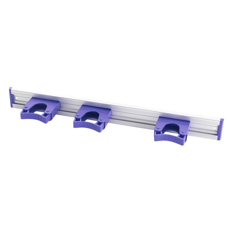 Die Haug Bürsten KG ALU-GERÄTELEISTE (510x55mm) verfügt über 3 gleichmäßig verteilte lilafarbene Stielhalter aus Kunststoff zur Aufnahme von Werkzeugen wie Besen oder Mopps, die auf einer robusten Aluminiumstange montiert sind.
