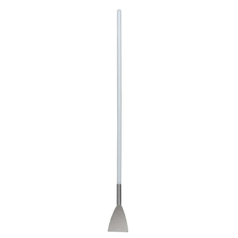Der SPACHTEL M. LANGEM STIEL, EDELSTAHL,STIEL PA,1130X100X15 von Haug Bürsten KG verfügt über eine weiße Stange und eine flache dreieckige Klinge aus rostfreiem Stahl - ein unverzichtbares Trockenbauwerkzeug für präzises Arbeiten, abgebildet auf einem schlichten weißen Hintergrund.
