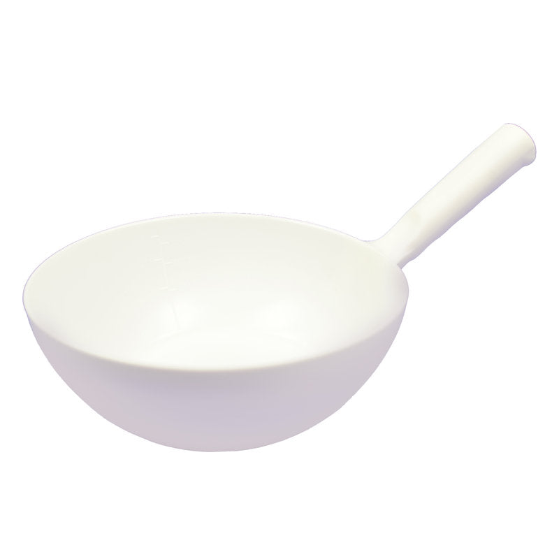 Die SCHÖPFKELLE RUND 1,5 L von Haug Bürsten KG (360 x ø220 x 80 mm) ist eine weiße, runde Porzellanschale mit geradem Griff, ideal zum Erhitzen und Verdampfen von Flüssigkeiten im Labor.