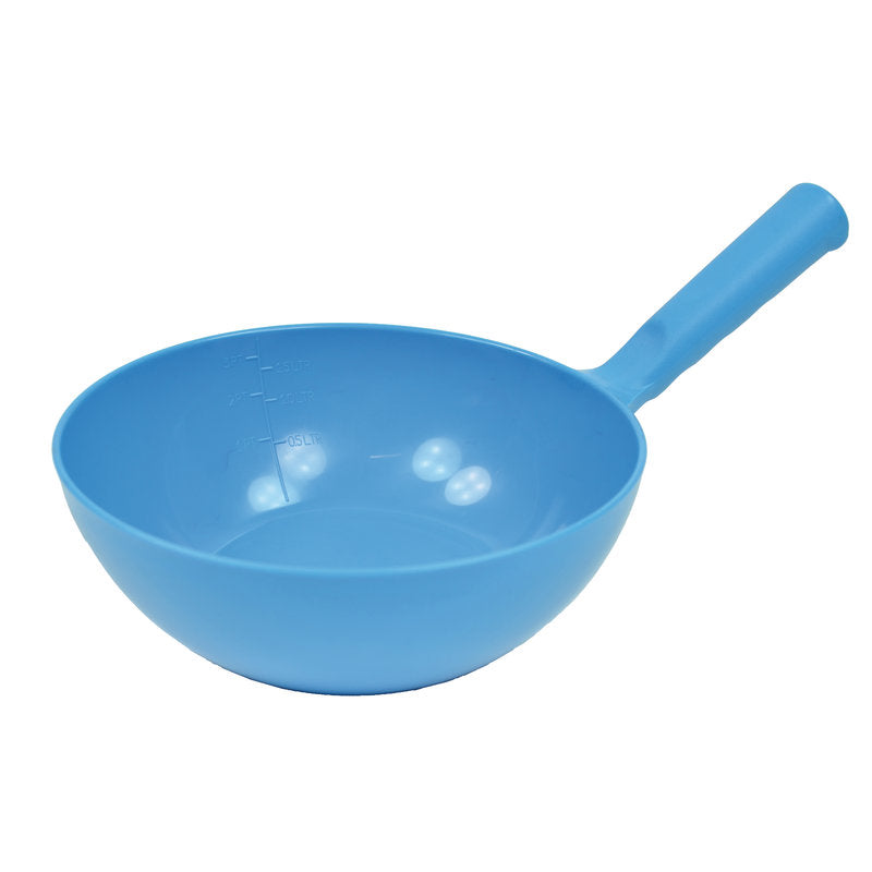 Eine blaue Kunststoffschüssel mit Griff und Messmarkierungen, perfekt für Ihre Haug Bürsten KG SCHÖPFKELLE RUND 1,5 L (360 x ø220 x 80 mm). Die leere Schale ist auf weißem Hintergrund abgebildet.