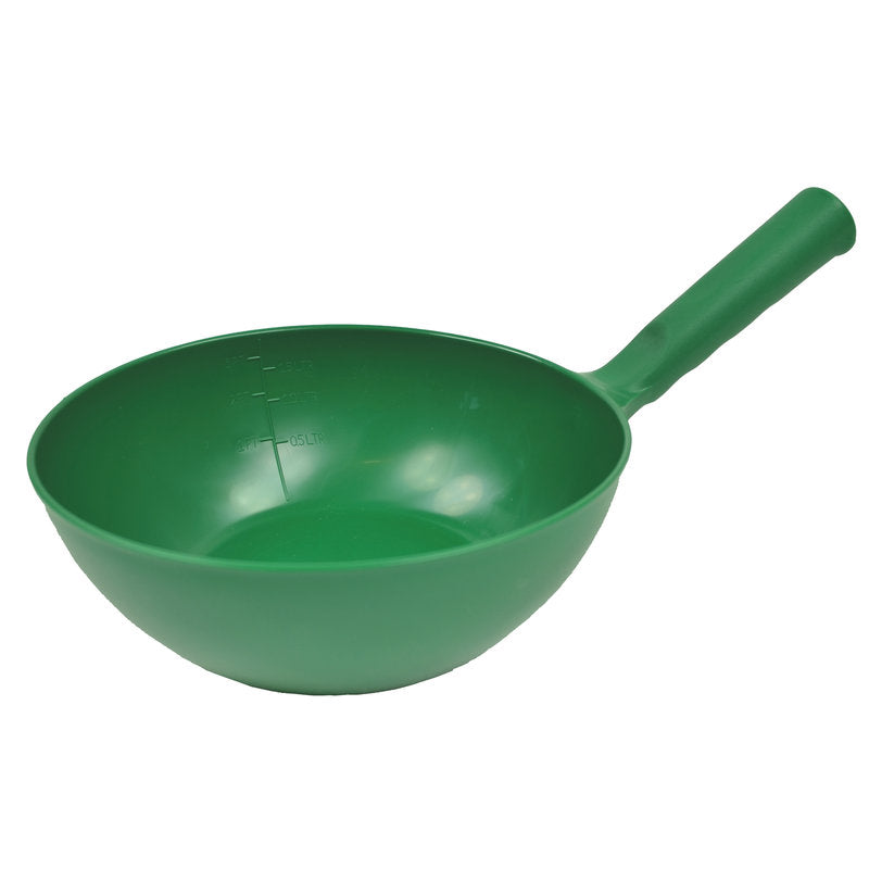 Die SCHÖPFKELLE RUND 1,5 L von Haug Bürsten KG verfügt über eine tiefe, runde Schüssel und einen geraden Griff mit Messlinien im Inneren - ein unverzichtbares Küchenwerkzeug für präzises Portionieren. Größe: 360 x ø220 x 80 mm.