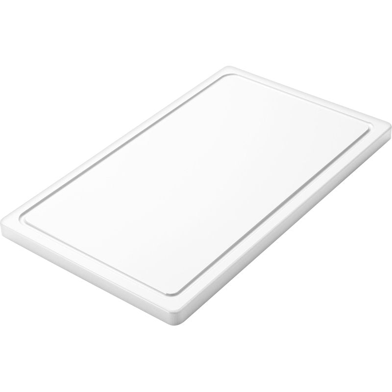 Das SCHNEIDEBRETT KLEIN von Haug Bürsten KG (PE, rutschfest, 500x300x20mm) wird aus schrägem Blickwinkel vor weißem Hintergrund gezeigt; es ist rechteckig, weiß und hat leicht erhöhte Kanten sowie eine glatte, rutschfeste Oberfläche.
