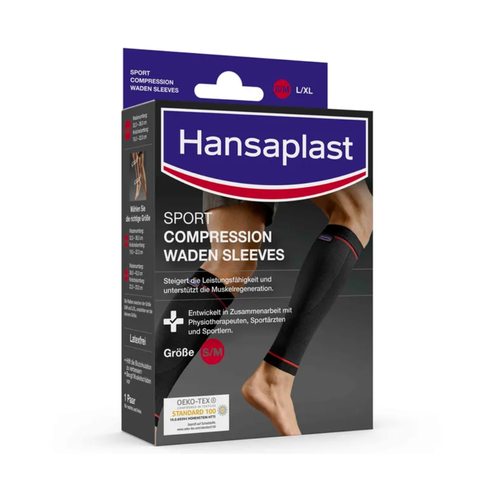 Das Bild zeigt eine Packung Hansaplast Sport Compression Waden Sleeves der Beiersdorf AG, die für die Muskelregeneration entwickelt wurden. Die Verpackung enthält ein Foto des Unterschenkels einer Person, die die Sleeves trägt, und hebt die verfügbaren Größen L/XL hervor. Die überwiegend schwarze Packung kontrastiert mit leuchtend rotem und weißem Text.