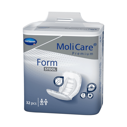 Die Hartmann MoliCare Premium Form STOOL P32 der Paul Hartmann AG ist überwiegend in Weiß und Blau verpackt, Produktbilder und Icons mit der Aufschrift „Einlage“ weisen auf die 32-teilige Packung zur Stuhlinkontinenzversorgung hin.