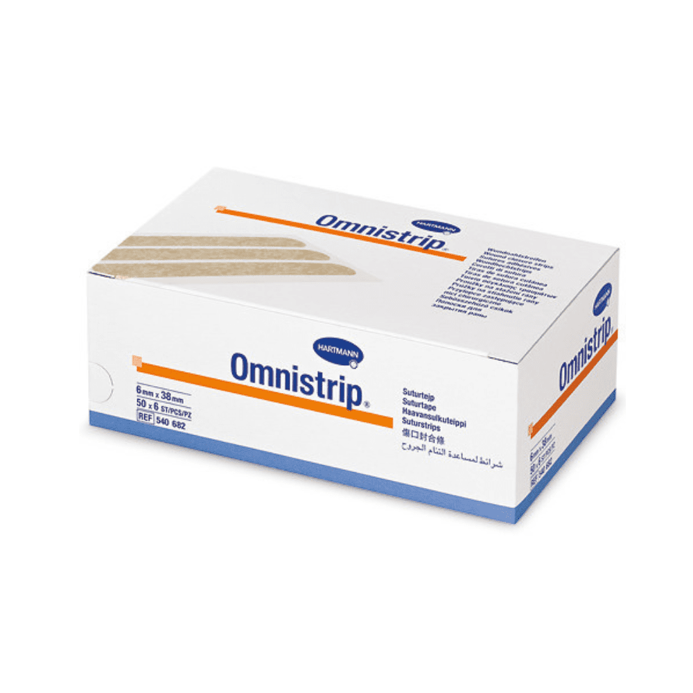 Eine Schachtel Hartmann Omnistrip 6x38mm st, 1x6St, P50 | Packung (300 Stück) von Paul Hartmann AG ist ein hypoallergenes chirurgisches Hautverschlussprodukt. Die weiße Schachtel hat blaue und orange Akzente mit dem Markenlogo. Auf den Seiten sind mehrsprachige Informationen zu diesen Wundnahtstreifen zu sehen.