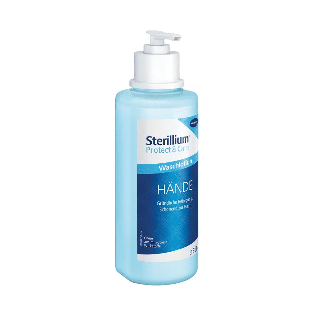 Eine blaue 350-ml-Pumpenflasche der Sterillium® Protect & Care Waschlotion der Paul Hartmann AG aus Kunststoff mit weißer Pumpe und blauem Etikett mit deutschen Produktangaben und der Betonung der Hautverträglichkeit vor weißem Hintergrund.