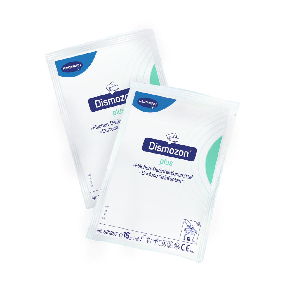 Zwei Packungen Hartmann Dismozon® plus Flächendesinfektionsmittel, jeweils in weißer Verpackung mit blauem und grünem Design, tragen den Schriftzug „Flächen-Desinfektionsreiniger“ in deutscher und englischer Sprache. Das Logo der Paul Hartmann AG befindet sich oben links auf jeder Packung.