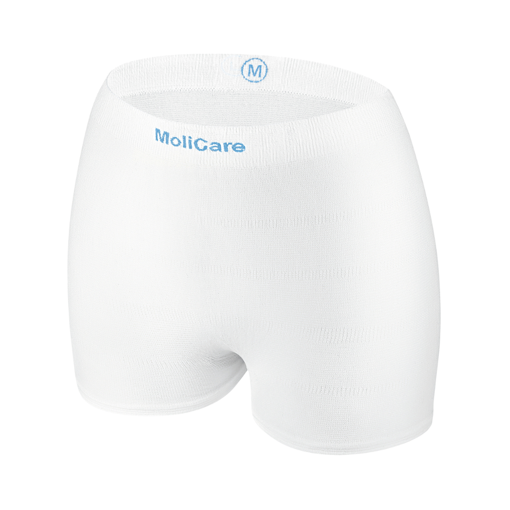 Hartmann MoliCare® Fixpants Netzhose der Paul Hartmann AG ist eine weiße, nahtlose elastische Netzunterhose mit blauem „M“ und Marke am Bund, ideal zur Fixierung von Inkontinenzeinlagen in mittlerer Größe.