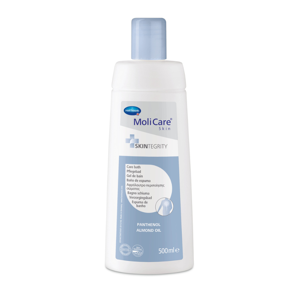 Die weiße Flasche des Hartmann MoliCare Hautpflegebad West 500 ml der Paul Hartmann AG trägt die Aufschriften „Skinintegrity“, „Panthenol“ und „Mandelöl“. Das für empfindliche Haut konzipierte Bad verfügt über eine pH-hautneutrale Formel und einen hellblauen Verschluss und bietet wohltuende Pflege.