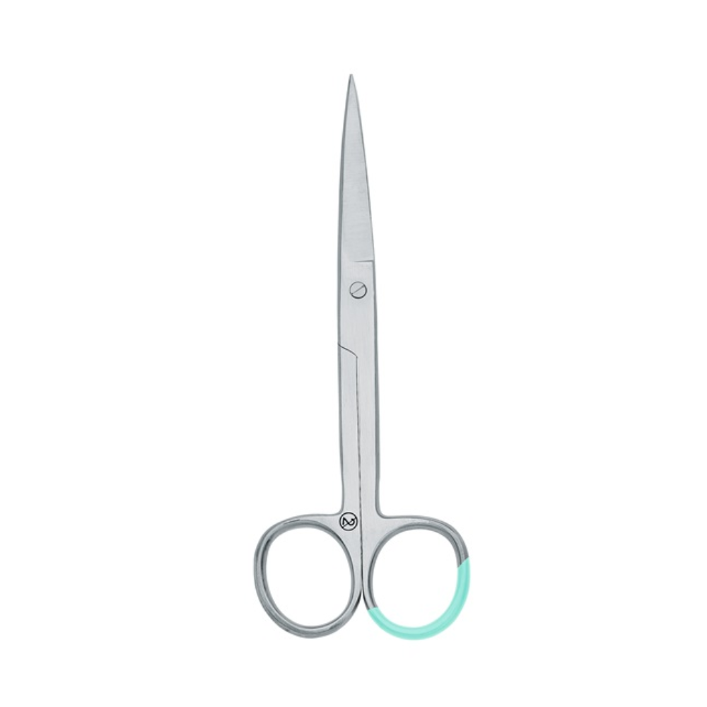 Eine gerade, spitze, silberne chirurgische Schere von Hartmann ChirSchere mit 13 cm Länge steht aufrecht vor einem weißen Hintergrund. Diese sterile Schere von Paul Hartmann AG ist durch einen dezenten blauen Ring zur Unterscheidung gekennzeichnet und gewährleistet Präzision und Hygiene bei jedem Schnitt. Die Packung enthält 25 Stück.