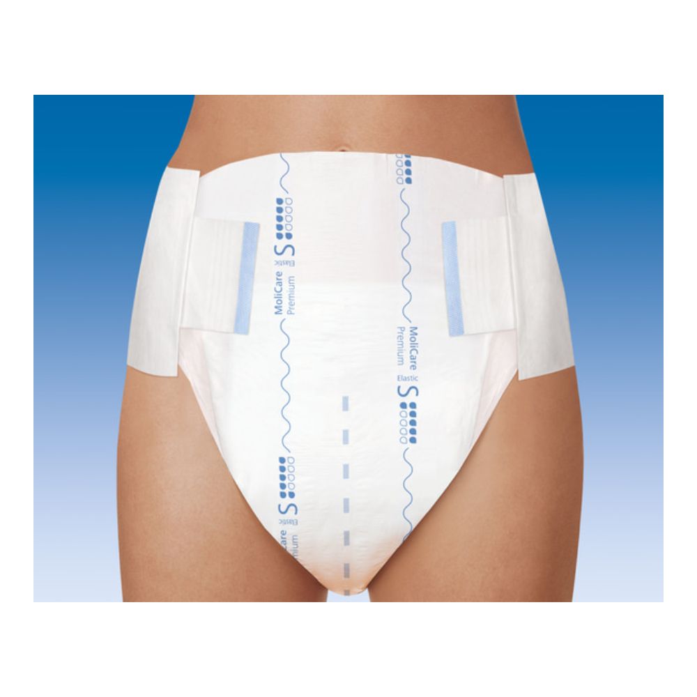 Eine Person, die Hartmann MoliCare® Premium Elastic, 6 Tropfen - Größe S-XL von Paul Hartmann AG trägt, steht vor einem Hintergrund mit Farbverlauf. Nur der untere Oberkörper ist sichtbar. Die Windel, die für Harn- und Stuhlinkontinenz entwickelt wurde, hat verstellbare Seitenlaschen und blaue Mustermarkierungen.