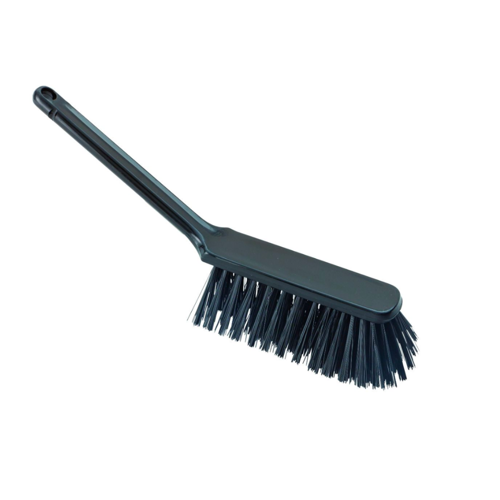 Die Haug Bürsten Handbesen, schwarz ist eine Reinigungsbürste mit steifen Borsten und langem Griff, speziell zum Schrubben von Oberflächen konzipiert und ist HACCP Lebensmittel-konform.