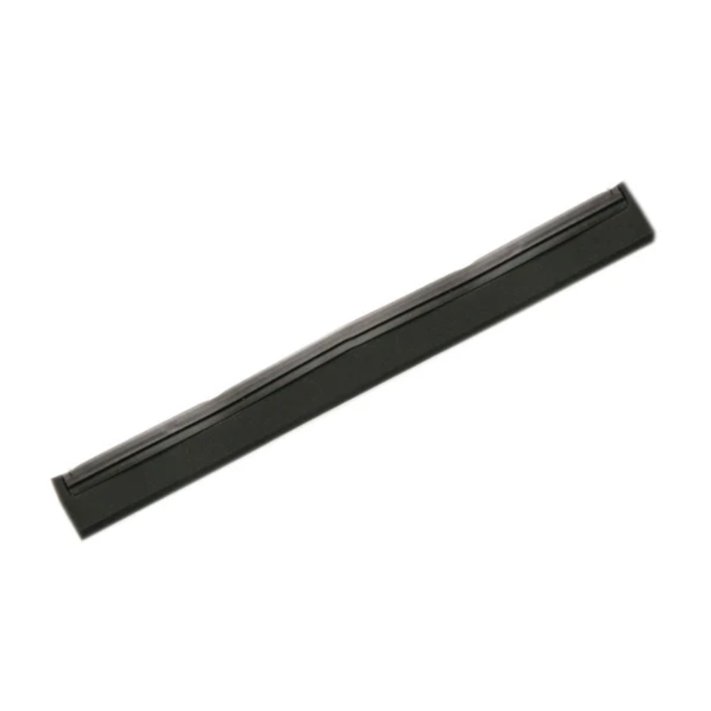 Ein langer, dünner schwarzer Balken mit einlippigem Design von Haug Bürsten KG ist diagonal über einem weißen Hintergrund angeordnet. Der Balken weist oben eine leichte Krümmung auf und scheint aus massivem Material zu bestehen, wahrscheinlich aus der Haug Ersatz-Gummilippe 1-lippig Zellkautschuk Schwarz mit den Abmessungen 620 x 20 x 22 mm.